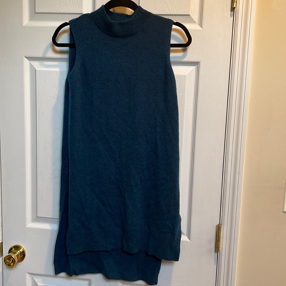 Saks Fifth Avenue small petite  cashmere  crewneck no sleeves side open Sweater